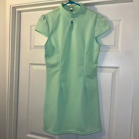 $1 GREEN DRESS ASIAN SIZE XL BUT ITS MORE OF A MED. NEW. $1 WITH ANY $10 ORDER O - Picture 2 of 9